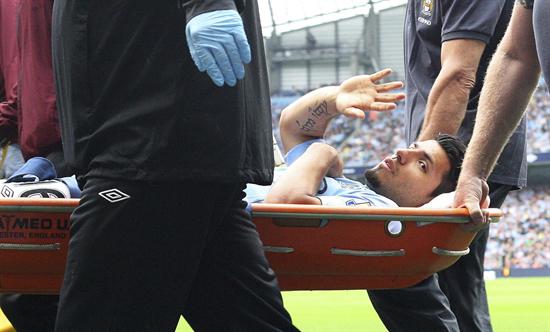 El delantero argentino del Manchester City, Sergio 'kun' Agüero, es retirado en camilla. Foto: EFE