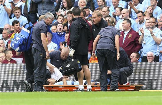 El delantero argentino del Manchester City, Sergio 'kun' Agüero, es retirado en camilla. Foto: EFE