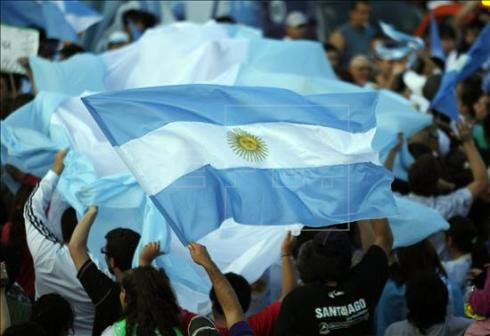 En la imagen, seguidores de fútbol argentino. Foto: EFE