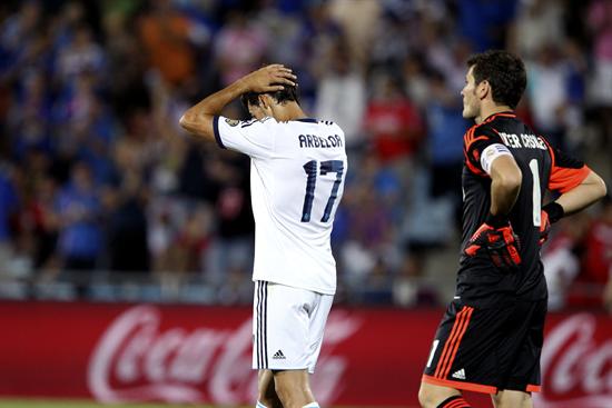 El portero del Real Madrid Iker Casillas (d) y el defensa Álvaro Arbeloa (i) con gestos de preocupación tras la derrota frente al Getafe CF. Foto: EFE