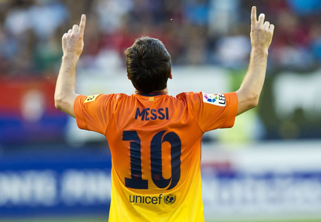 El delantero argentino del FC Barcelona Leo Messi celebra uno de sus goles frente al CA Osasuna. Foto: EFE