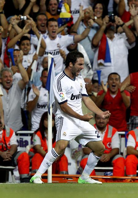El delantero argentino del Real Madrid Gonzalo Higuaín celebra el gol que ha marcado al FC Barcelona. Foto: EFE