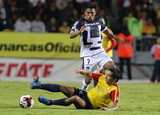 El jugador del Pumas Javier Cortés (arriba) disputa un balón con Christian Valdéz (i), del Morelia. Foto: EFE