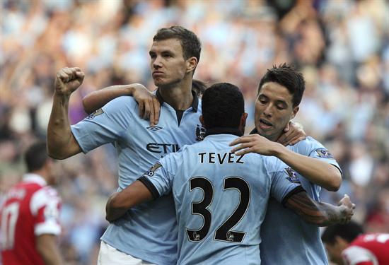 Edin Dzeko (i), del Manchester City, celebra con sus compañeros Carlos Tévez (c) y Samir Nasri. Foto: EFE