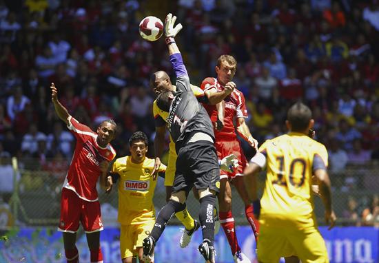 Los jugadores de América disputan el balón con los del Toluca. Foto: EFE