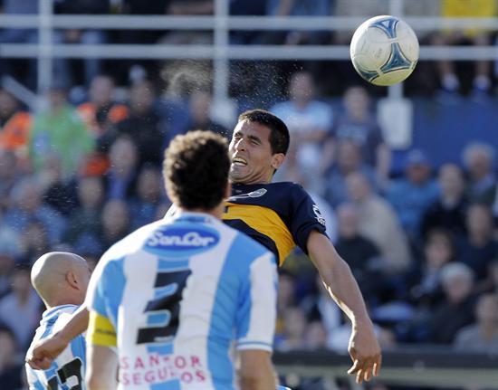 El jugador Lucas Viatri (d) de Boca Juniors convierte el primer gol de su equipo ante Atlético de Rafaela. Foto: EFE