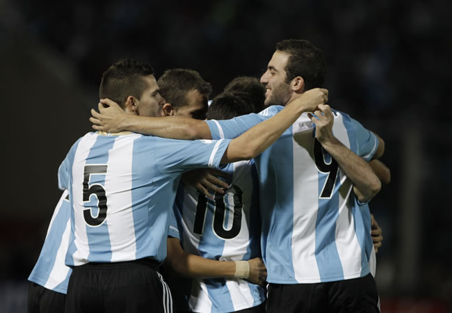 Argentina celebra su primer gol ante Paraguay. Foto: EFE