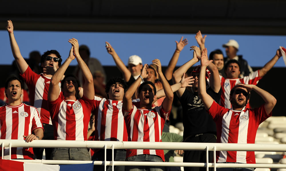 Simpatizantes paraguayos esperan, previo al inicio ante Argentina. Foto: EFE