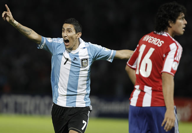 Ángel Di María (i) de Argentina celebra su gol junto a Cristian Riveros (d) de Paraguay. Foto: EFE