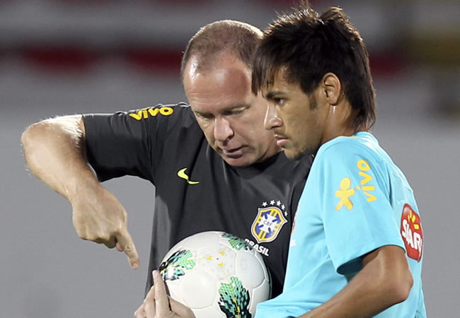 El entrenador de la selección brasileña de fútbol Mano Menezes (i) habla con el delantero Neymar. Foto: EFE