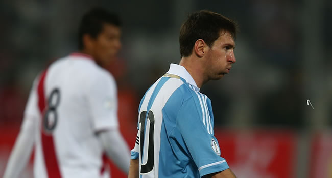 Leo Messi de Argentina a su salida del campo al finalizar el juego ante Perú. Foto: EFE