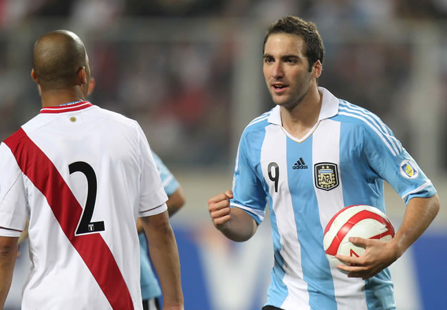 Gonzalo Higuaín (d) de Argentina celebra tras su anotación ante Perú. Foto: EFE