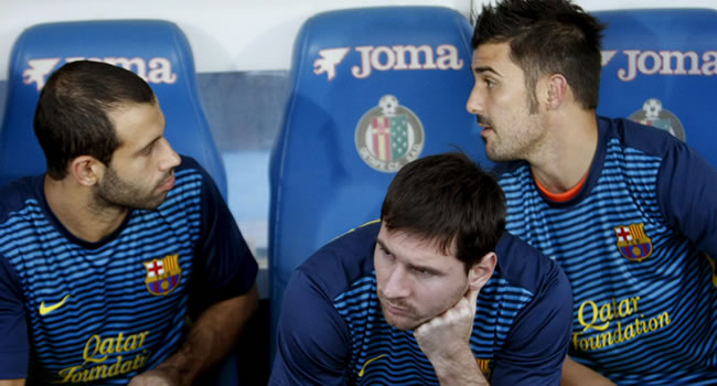 El delantero del Barcelona David Villa (d) habla con el centrocampista argentino Javier Mascherano (i) en presencia del delantero argentino Leo Messi en Getafe. Foto: EFE