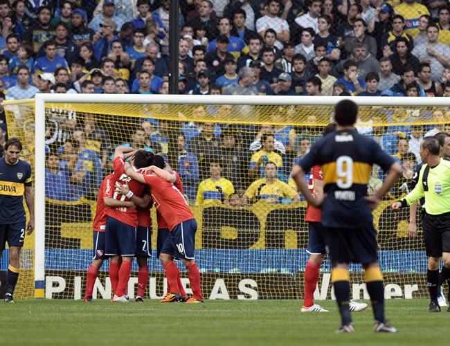 Jugadores de Independiente celebran después de anotar un gol ante Boca. Foto: EFE