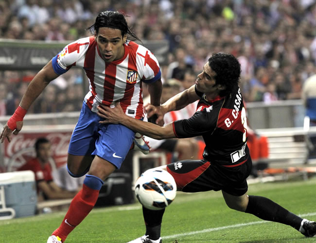 El delantero colombiano del Atlético de Madrid Radamel Falcao (i) pelea un balón con el defensa del Rayo Vallecano José Manuel Casado. Foto: EFE