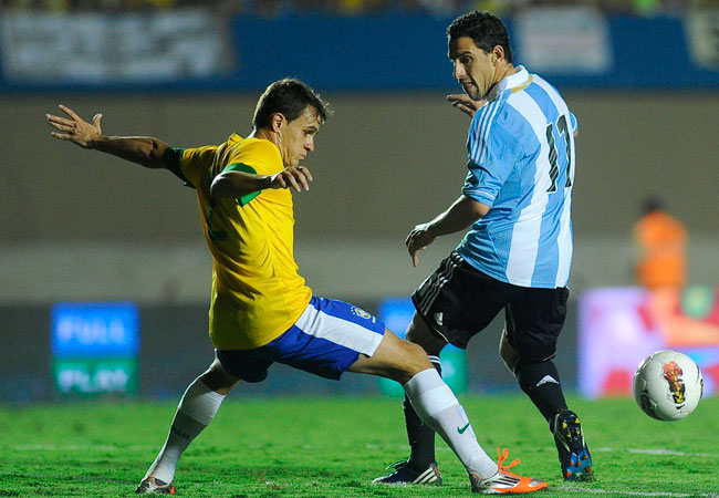 El jugador de Brasil Lucas en acción ante Maximillano Rodriguez de Argentina. Foto: EFE
