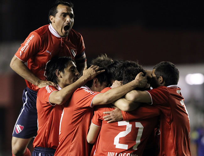 Los jugadores de Independiente de Argentina celebran un gol ante el uruguayo Liverpool. Foto: EFE