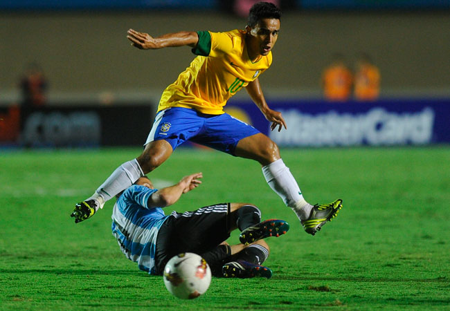 El brasileño Jackson supera a un rival. Foto: EFE