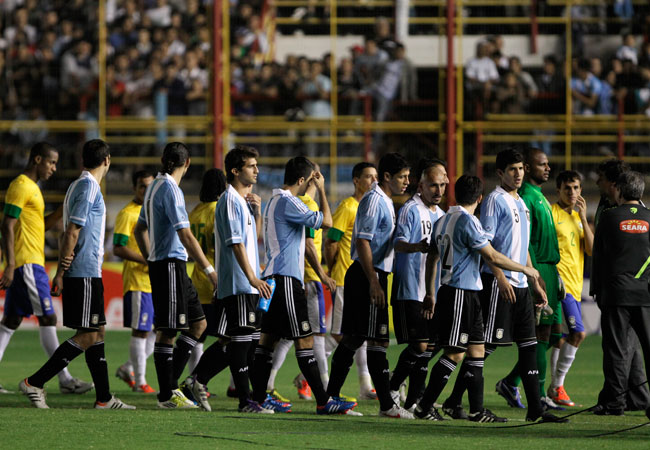 Los jugadores las selecciones de Argentina y Brasil abandonan el campo de juego, tras la suspención del Superclásico. Foto: EFE