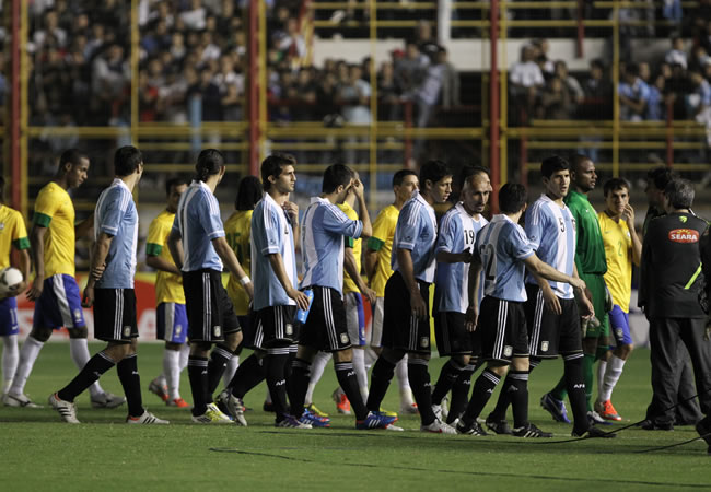 Jugadores la selección Argentina y Brasil abandonan el campo de juego, durante el Superclásico de las Américas. Foto: EFE