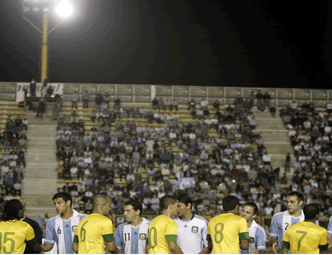 Jugadores de Argentina y Brasil en actos protocolarios en el Chaco. Foto: EFE