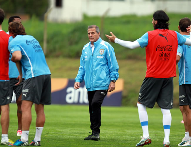 El DT de la selección uruguaya, Oscar Washington Tabárez (c), durante un entrenamiento. Foto: EFE