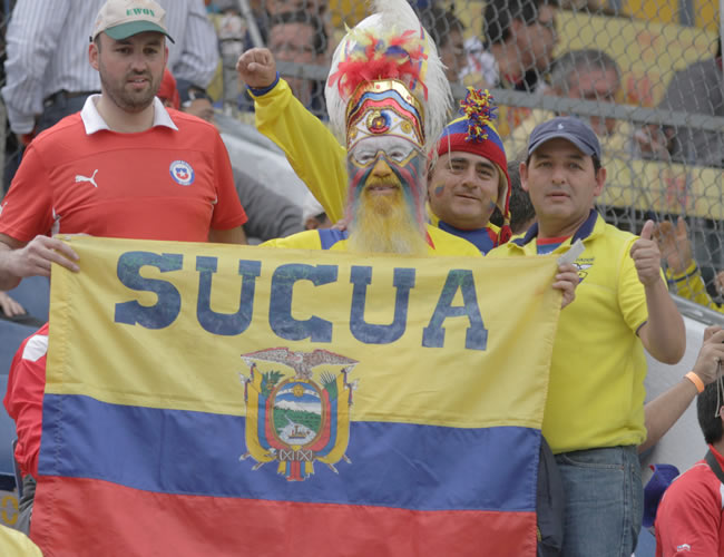 Fanáticos de Ecuador y Chile en el estadio Atahualpa. Foto: EFE