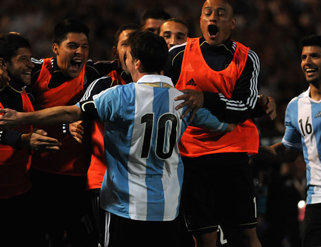 Lionel Messi (c) de Argentina celebra su gol ante Uruguay. Foto: EFE