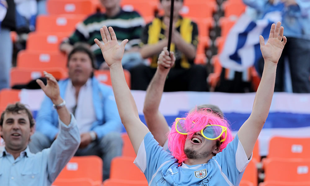 Simpatizantes de Uruguay alientan a su equipo antes del partido contra Argentina. Foto: EFE