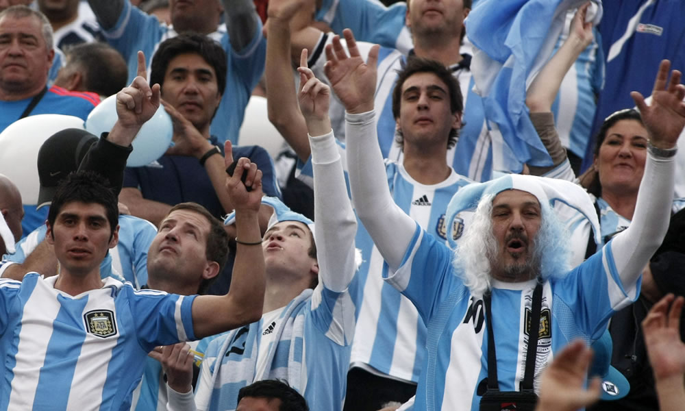 Fanáticos de la selección Argentina alientan a su equipo antes de enfrentar a Chile. Foto: EFE