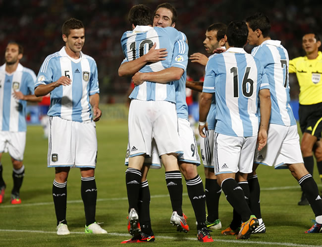 El atacante de Argentina, Gonzalo Higuain (c), levanta a su compañero Lionel Messi (espaldas). Foto: EFE