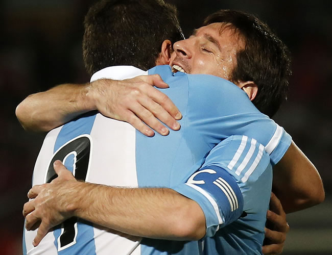 El atacante de Argentina, Lionel Messi (d), abraza a su compañero Gonzalo Higuaín (i), después de anotar el 2-0 ante Chile. Foto: EFE