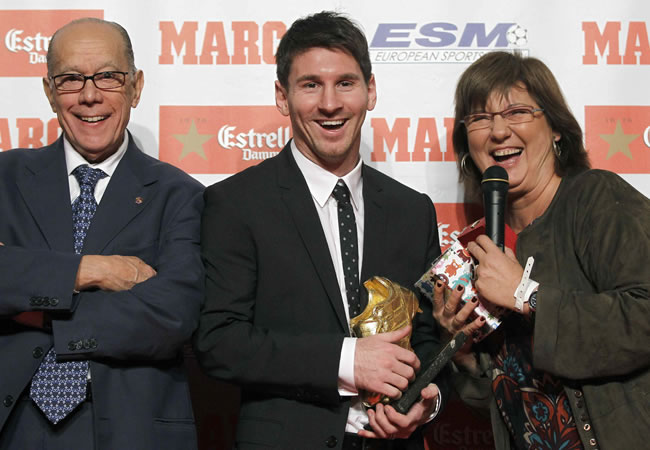 El argentino del FC Barcelona Leo Messi, recibió por segunda vez en su carrera deportiva, la Bota de Oro que le acredita como el máximo goleador de las Ligas Europeas de la pasada temporada. Foto: EFE