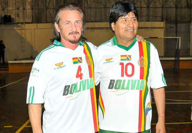 El presidente Evo Morales junto al actor Sean Penn en el partido amistoso que jugaron en La Paz. Foto: ABI