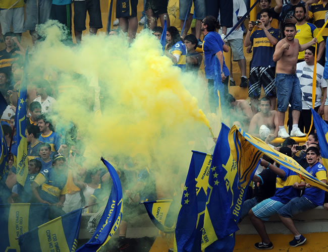 Hinchas de Boca Juniors apoyan a su equipo. Foto: EFE