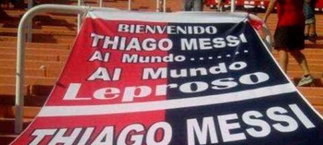 Pancarta felicitando el nacimiento de Thiago Messi. Foto: Twitter