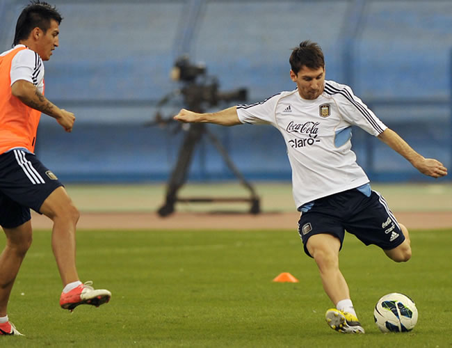 Leo Messi (d) participa en un entrenamiento de la selección de Argentina en Riad. Foto: EFE