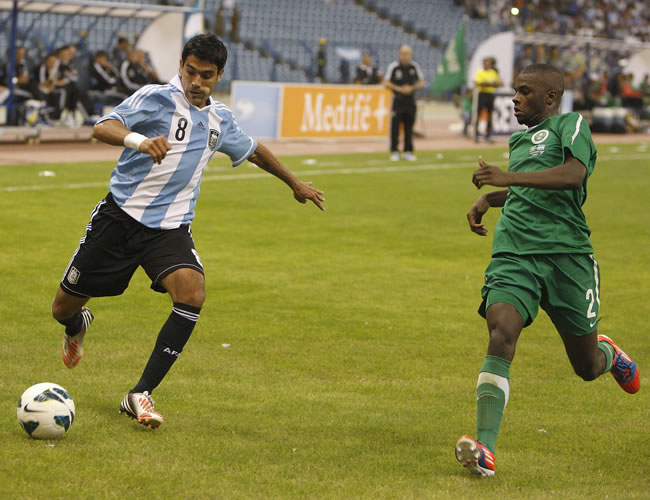 El jugador de Argentina, Augusto Fernandez (i), disputa el balón con Nasser Shamrani (d), de Arabia Saudí. Foto: EFE