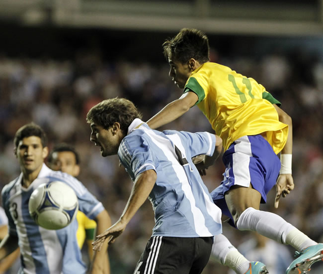 Neymar (d) de Brasil ante Gino Peruzzi (i) de Argentina. Foto: EFE
