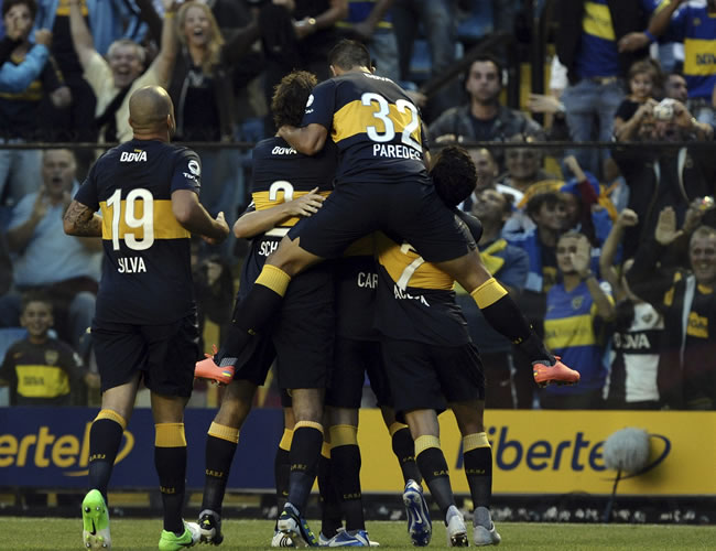 Los jugadores de Boca Juniors celebran un gol ante Racing Club. Foto: EFE