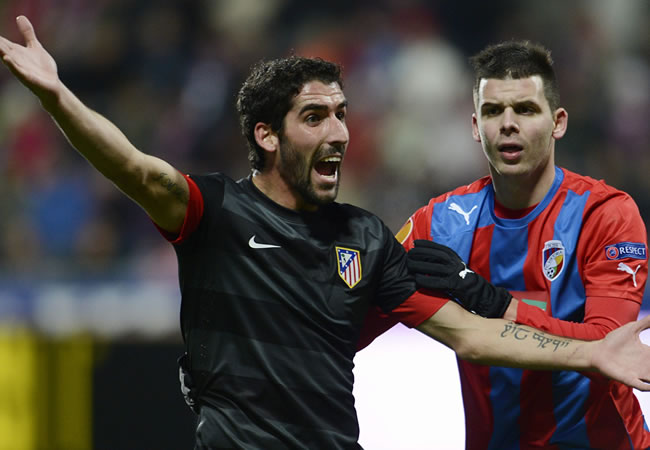 El jugador del Atlético de Madrid Raúl García (i) gesticula ante Michal Duris, del Viktoria Plzen, durante el partido de la fase de grupos de la Liga Europa. Foto: EFE