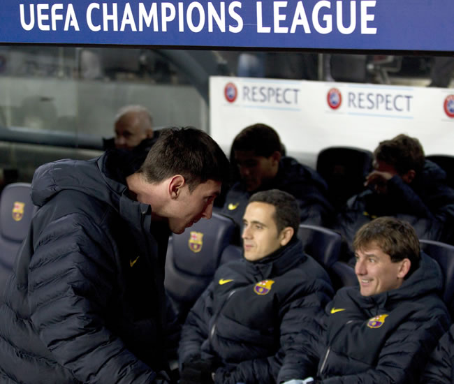 El delantero argentino del F.C. Barcelona Lionel Messi (i) conversa con sus compañeros en el banquillo. Foto: EFE