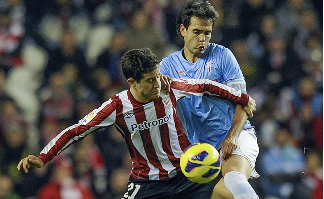 El centrocampista del Athletic Ander Herrera (i) y el centrocampista del Celta de Vigo Borja Oubiña luchan por el balón. Foto: EFE