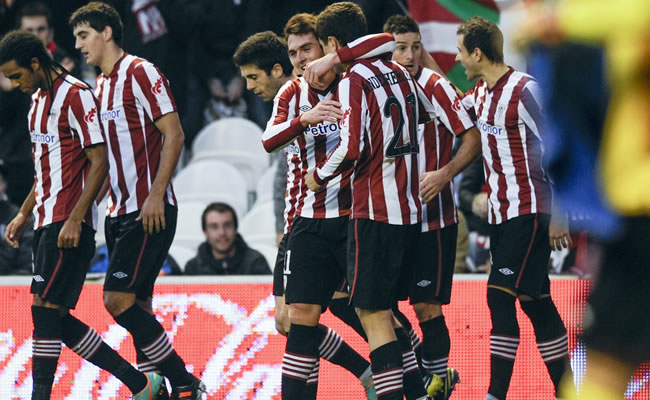 Los jugadores del Athletic celebran el gol marcado por su compañero Aritz Aduriz ante el Celta de Vigo. Foto: EFE