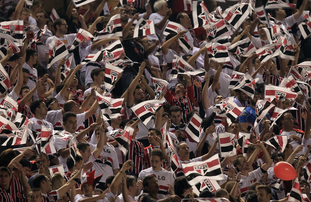 Fanáticos del Sao Paulo de Brasil festejan en el previo al partido. Foto: EFE