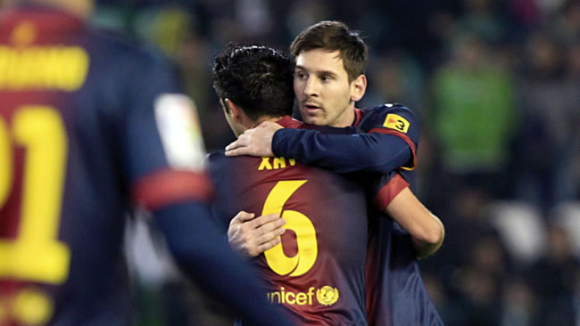 El astro argentino del FC Barcelona, Lionel Messi (d), celebra uno de sus goles junto al centrocampista Xavi Hernández. Foto: EFE
