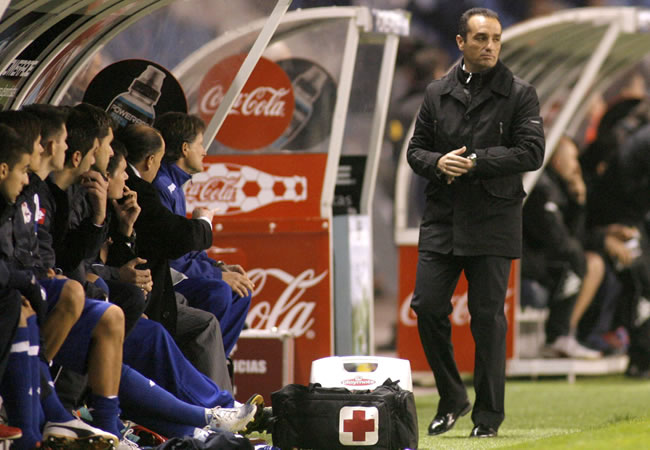 El entrenador del Deportivo, José Luis Oltra (d), y sus jugadores. Foto: EFE