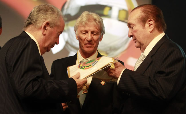 El presidente de la Conmebol, Nicolás Leoz (d) y su homólogo de la Asociación del Fútbol Argentino, Julio Grondona (i) condecoran a José Pekerman. Foto: EFE