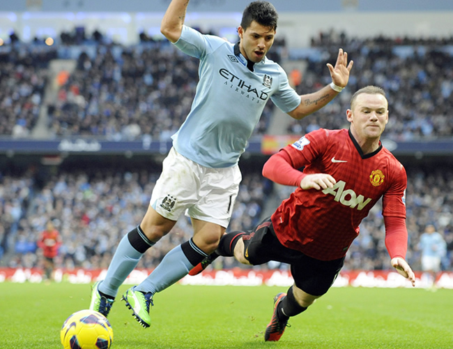 El argentino Sergio Agüero (i) lucha por el balón con Wayne Rooney (d). Foto: EFE