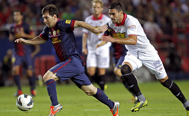 Leo Messi (i) se marcha del defensa del Sevilla Alberto Botía. Foto: EFE
